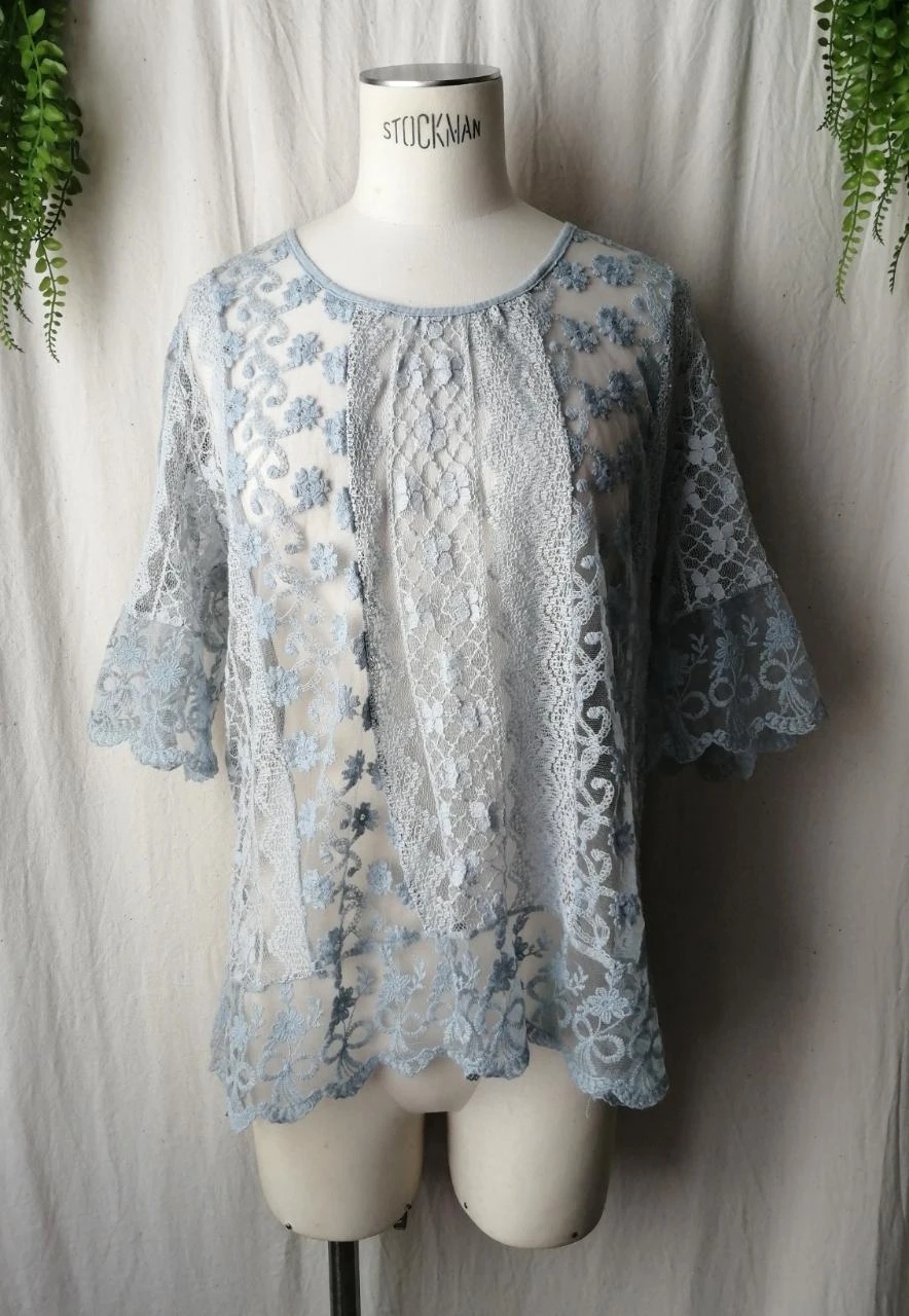 Blouse romantique manches 3/4 en dentelle transparente bleu ciel "Made in Italy"